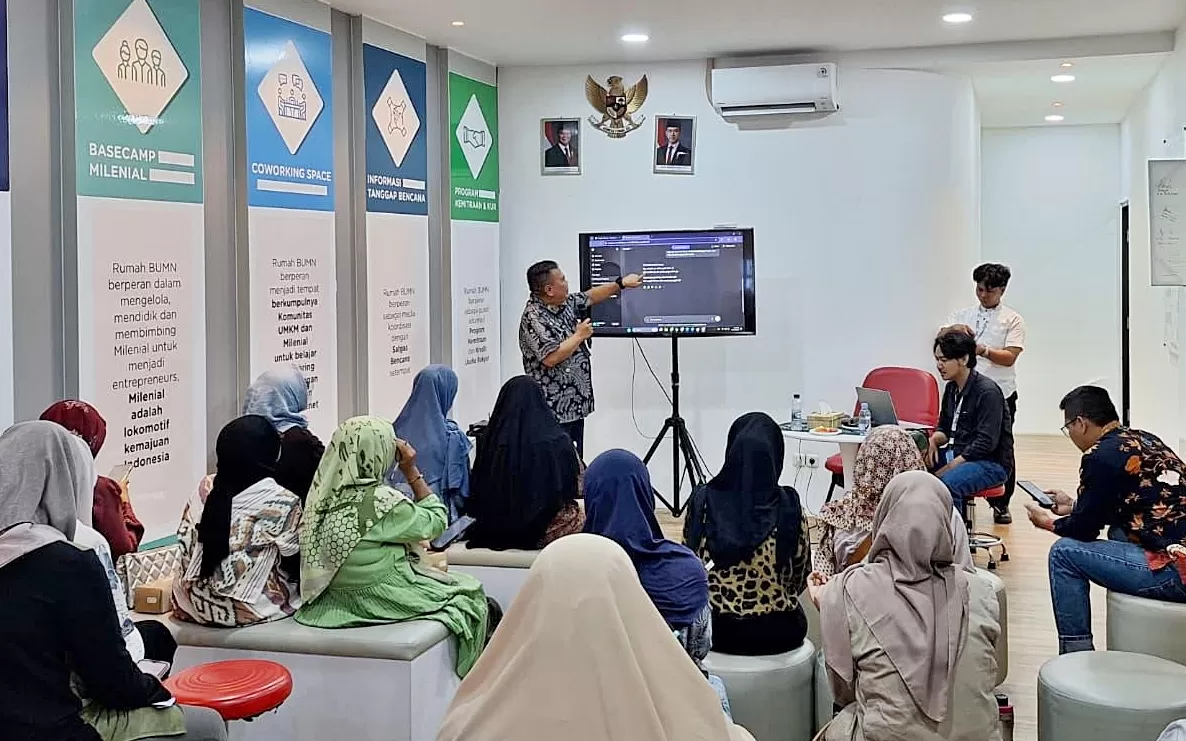 AVP External Communication Sabri Rasyid saat memberikan paparan pada Pelatihan &ldquo;Tips Menjinakkan AI untuk UMKM&rdquo; yang digelar di Rumah BUMN Telkom Pekalongan. (Budiono)