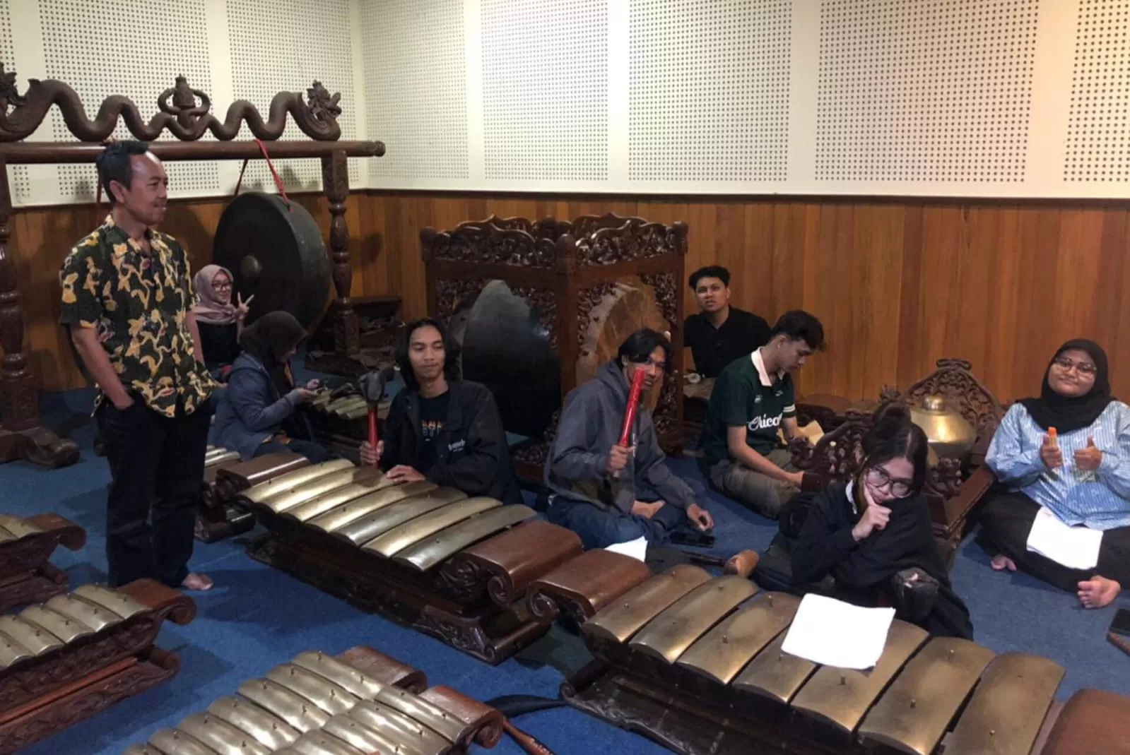 Suhardjono menunggui mahasiswa mempersiapkan pergelaran. ( (Foto: Istimewa))