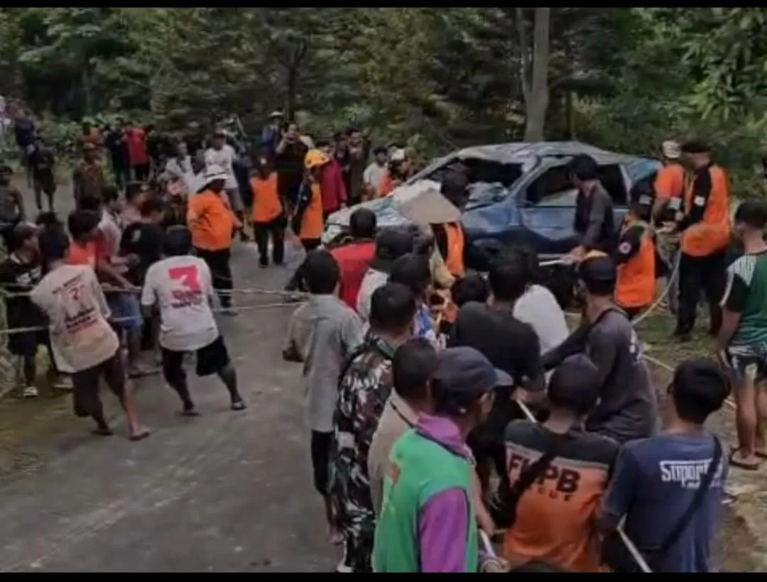 Evakuasi mobil panther oleh warga ( (foto:Abdul Alim))