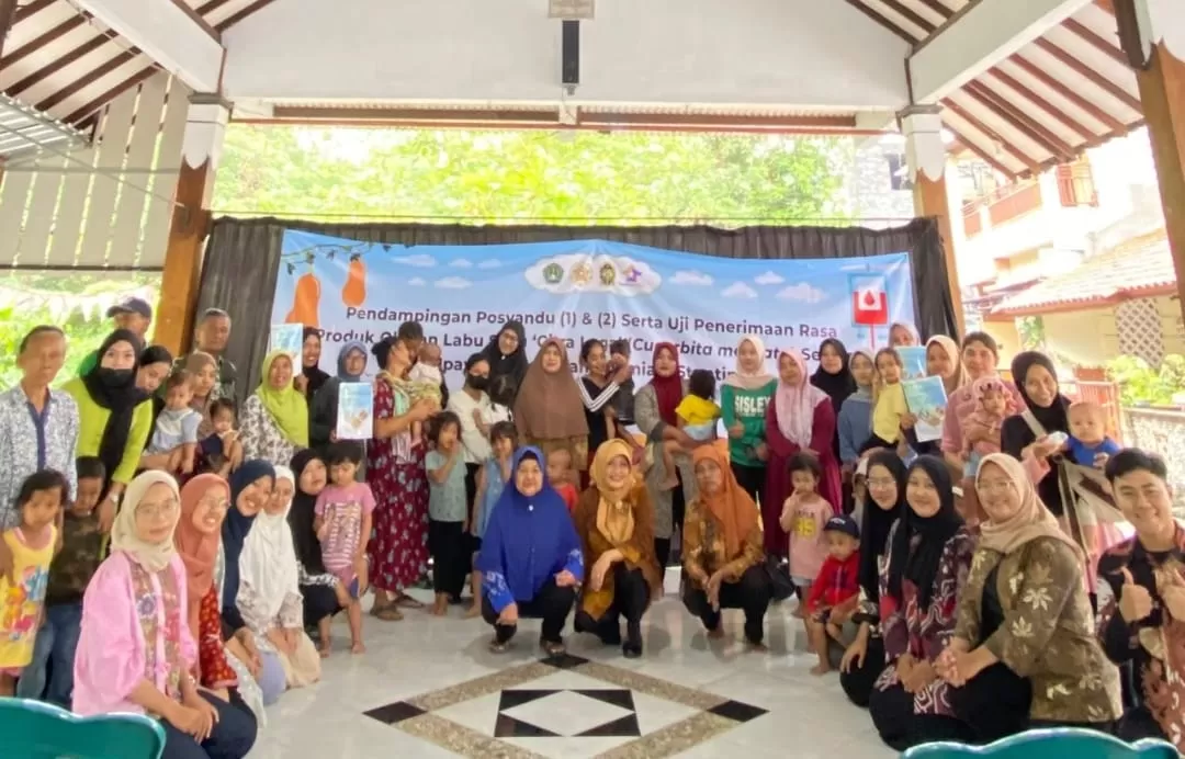 Ketua peneliti bersama kader Posyandu dan peserta dalam acara pendampingan Posyandu I di Kelurahan Bener. (Istimewa) (Istimewa )