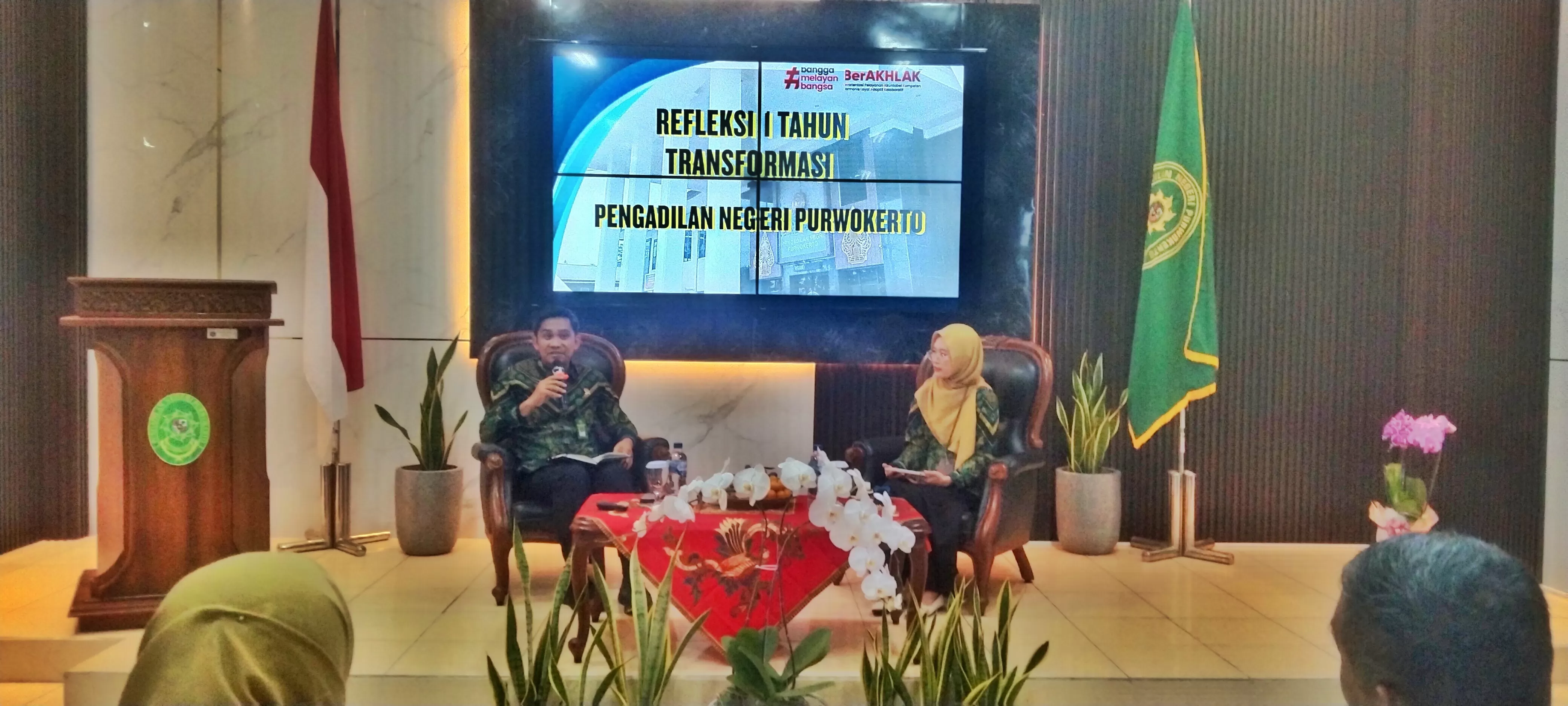 Ketua PN Purwokerto Eddy Daullatta Sembiring saat memimpin dialog.(Foto: Driyanto)