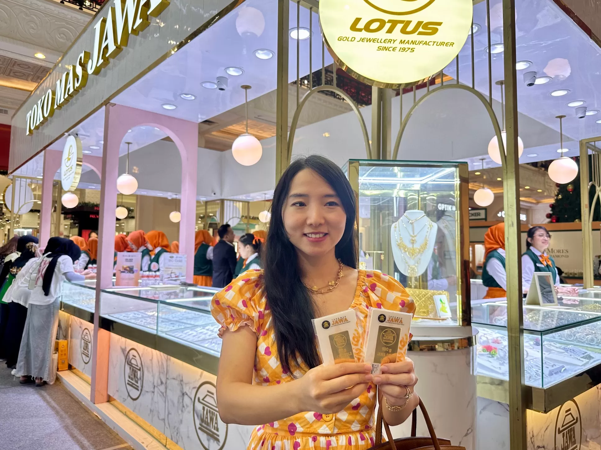 Mona saat menunjukkan Jawa Gold yang bisa ditransaksikan di Pegadaian (Harminanto)