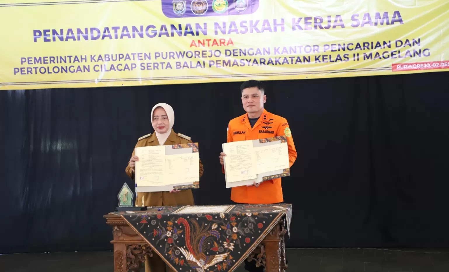   Keterangan: Bupati Purworejo Hj Yuli Hastuti SH menandatangani nota perjanjian kerja sama dengan Kantor Pencarian dan Pertolongan (SAR) Cilacap, di Pendapa Kabupaten Purworejo, Jateng.&nbsp;KR-Hendri
