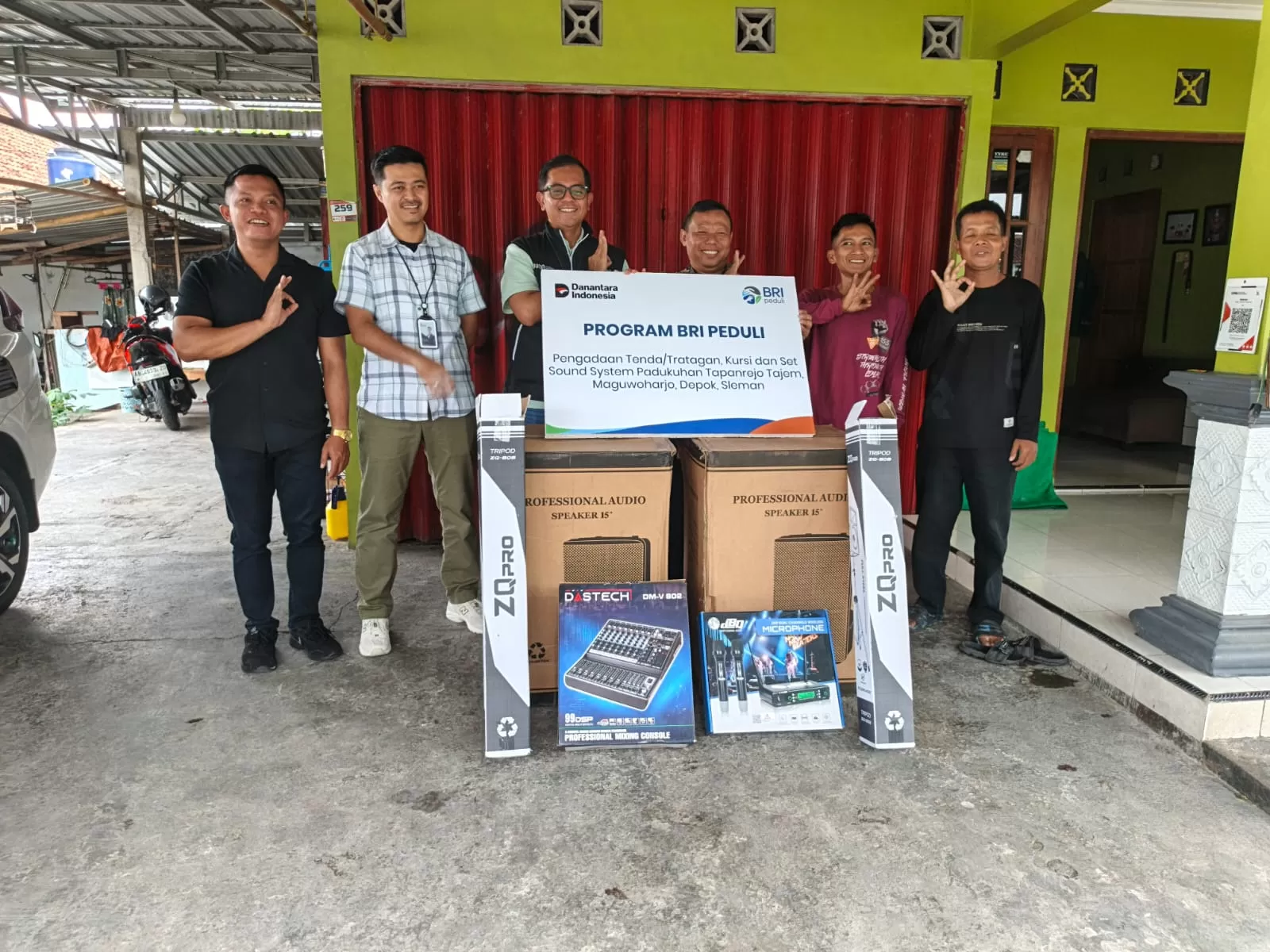 KR-Istimewa  Niko menyerahkan bantuan ke Tapanrejo, Tajem, Maguwoharjo, Depok.