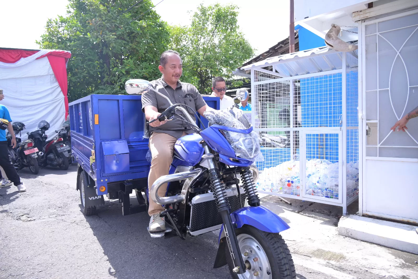    Bupati Karanganyar Rober Christanto mengendarai motor pengangkut sampah  ((foto:Abdul Alim) )