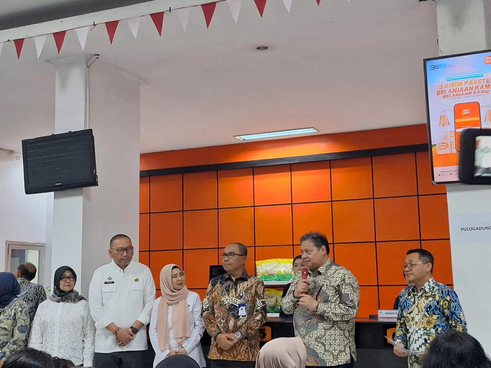  Menko Perekonomian  Airlangga Hartarto, usai melihat langsung penyaluran Bantuan Lansung Tunai Kesejahteran Rakyat, di Kantor Pos Rawamangun, Jakarta, Kamis (4/12).  (istimewa)