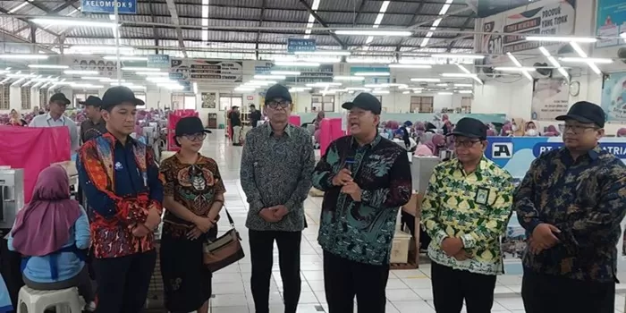 Bupati Agung Setyawan (pegang mik) didampingi Direktur PT PPA John Mosman (tiga kiri) dan Pimpinan Bank BPD DIY Cabang Wates Nur Afan Dwi Saputro (kiri) menyapa karyawan PT PPA penerima DBH-CHT 2025. 