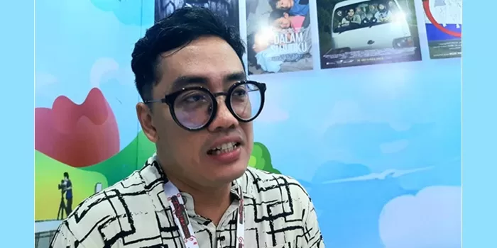 Artis Dennis Adhiswara saat berbincang bersama KRjogja.com di both PFN JAFF Market Yogyakarta.