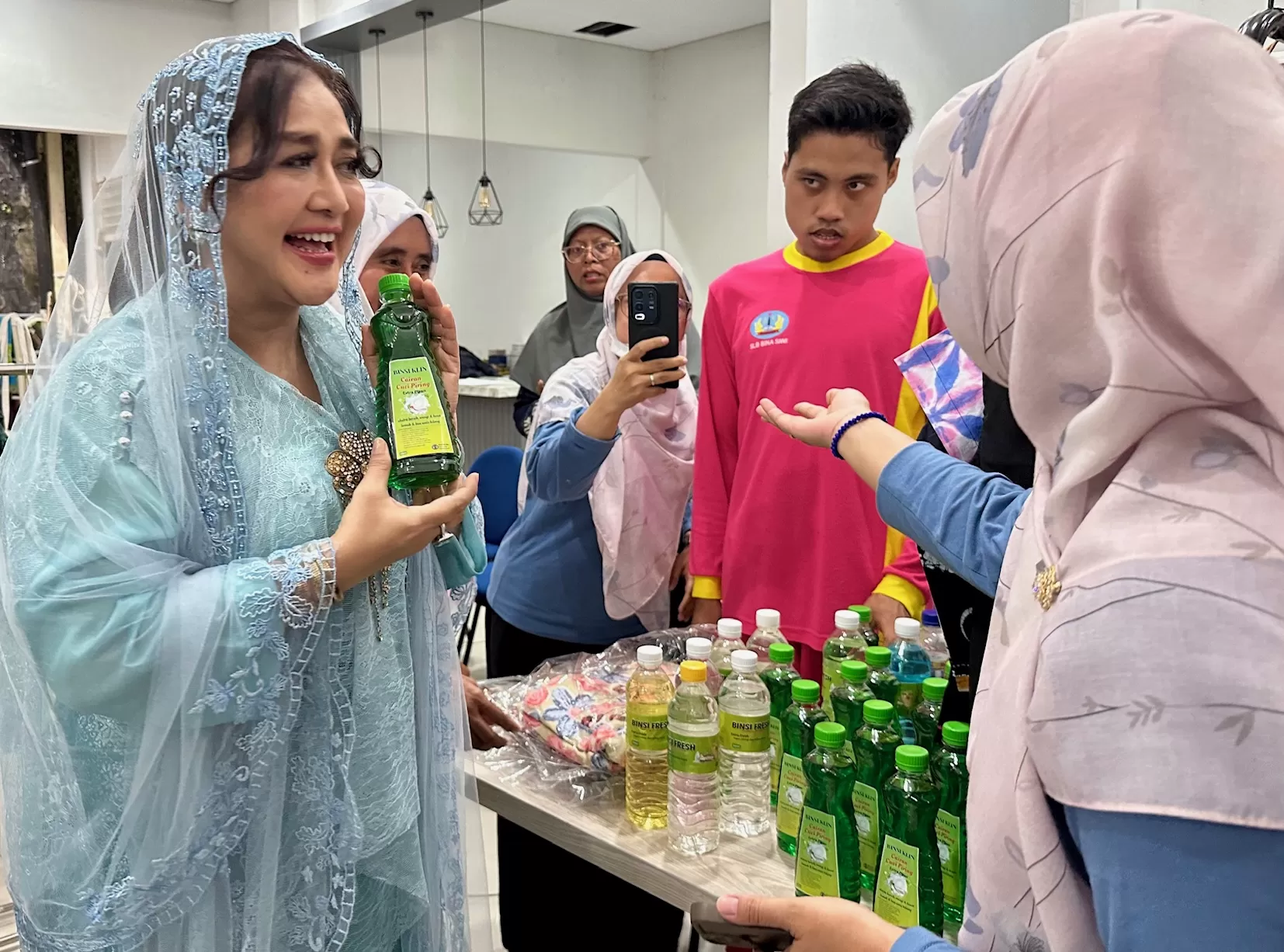 Paramitha Rusady saat menjajal produk karya siswa difabel di DIY (Harminanto)