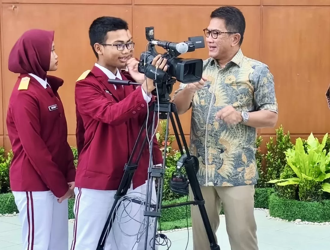 Siswa SR MA 19 Bantul saat belajar mengoperasikan kamera bersama Direktur Utama LPP TVRI, Iman Brotoseno (Harminanto)