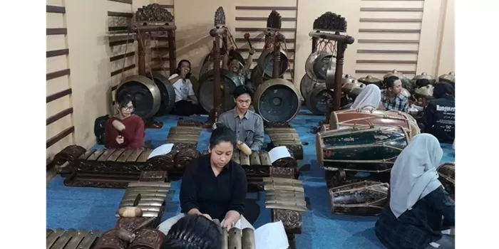 Mahasiswa Jurusan Karawitan ISI Yogyakarta berlatih karawitan. (Foto: Istimewa)   