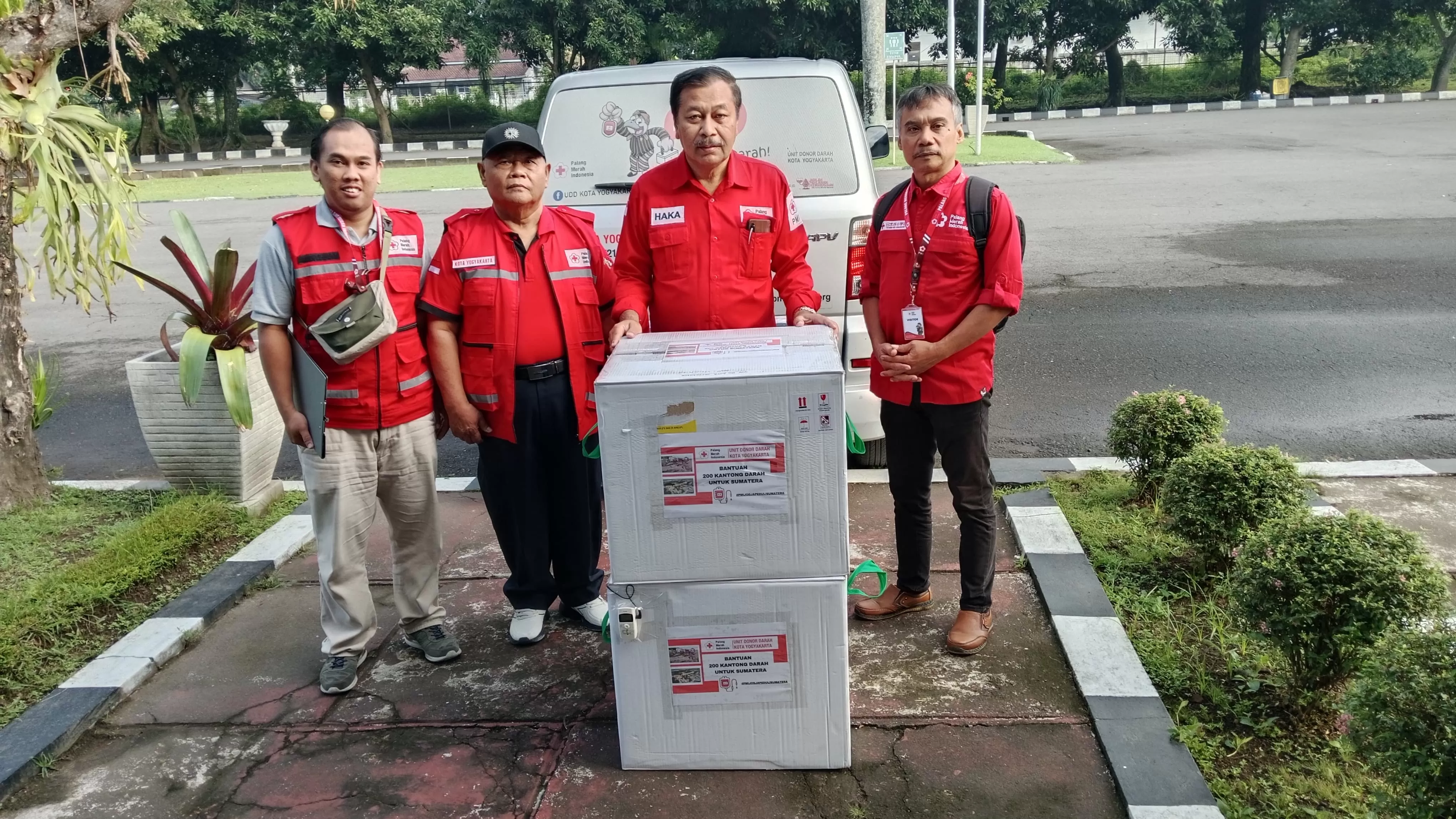 Ketua PMI Kota Yogyakarta, Irjen Pol (Purn) Haka Astana didampingi Sekretaris, Kardi SH dan jajarannya Bersama Box yang terdiri dari 200 kantong darah yang siap dikirim ke lokasi bencana Aceh-Sumatera