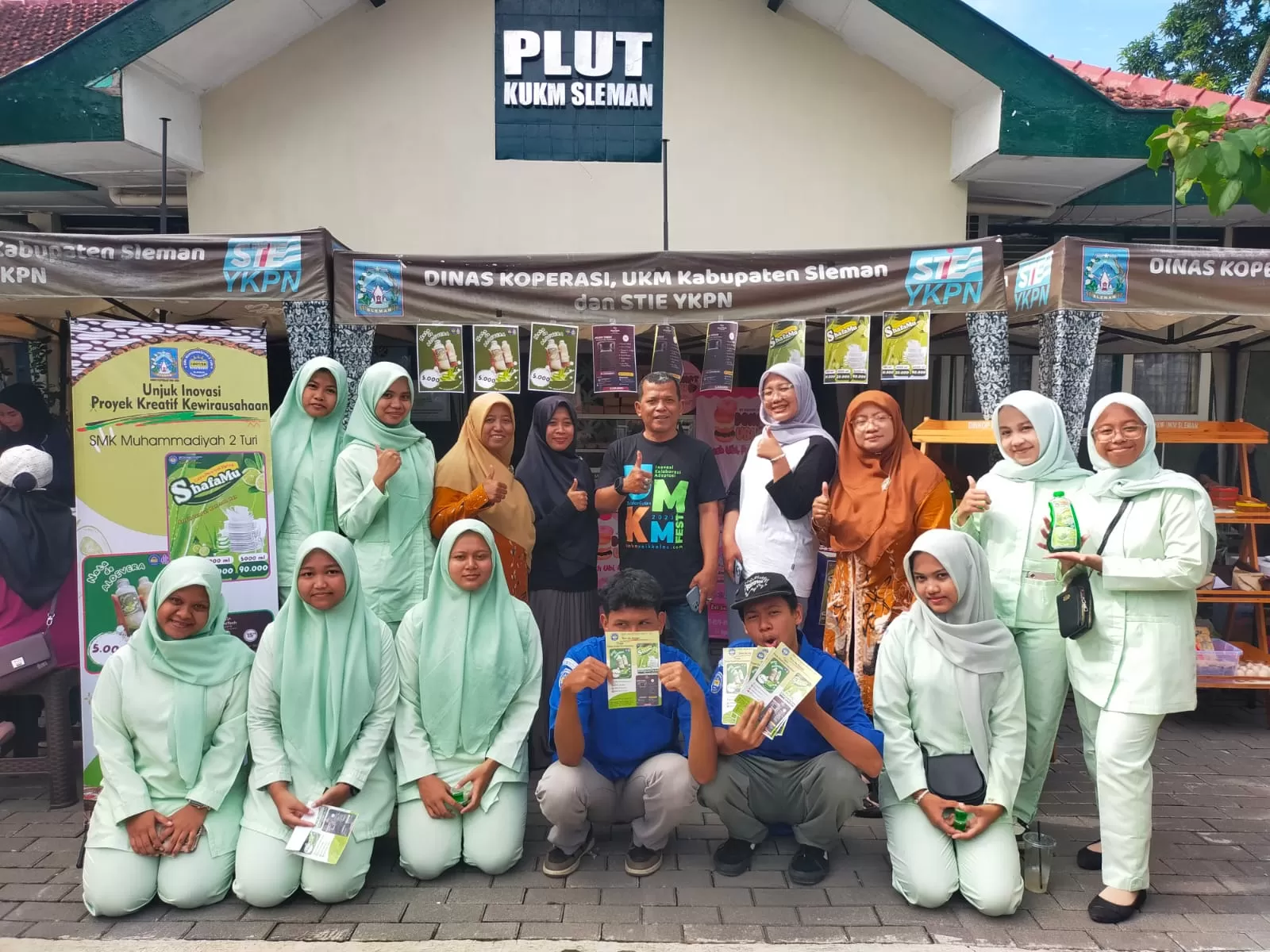  KR-Istimewa Guru dan siswa SMK Muh 2 Turi saat mengikuti kegiatan Unjuk Inovasi Kewirausahaan &nbsp;