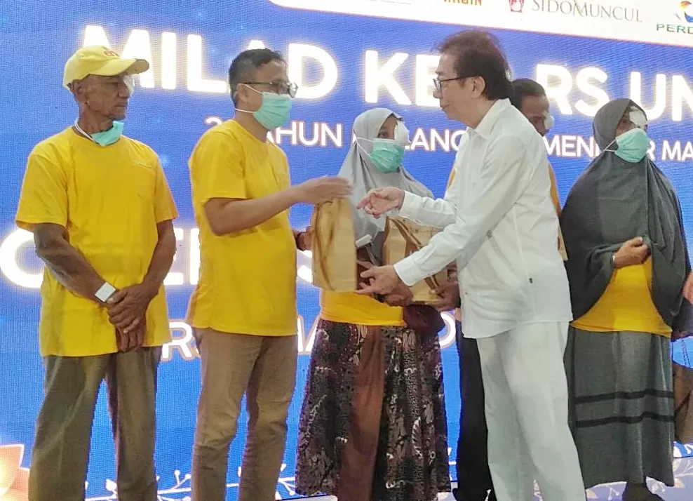 Irwan Hidayat saat memberikan bingkisan kepada perwakilan pendrita katarak. (Budiono)