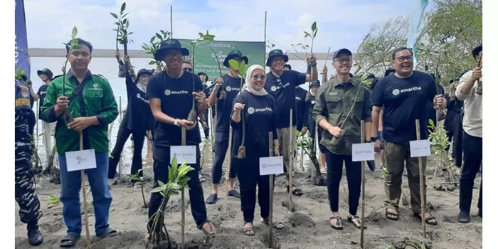 Program 'Grow for Good: Conserving Nature, Empowering Communities' dengan aksi gen Z tanam 5.000 mangrove di Pantai Baros.  