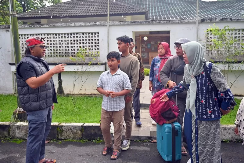 &nbsp;Keluarga Seni saat berpamitan dengan Bupati Temanggung