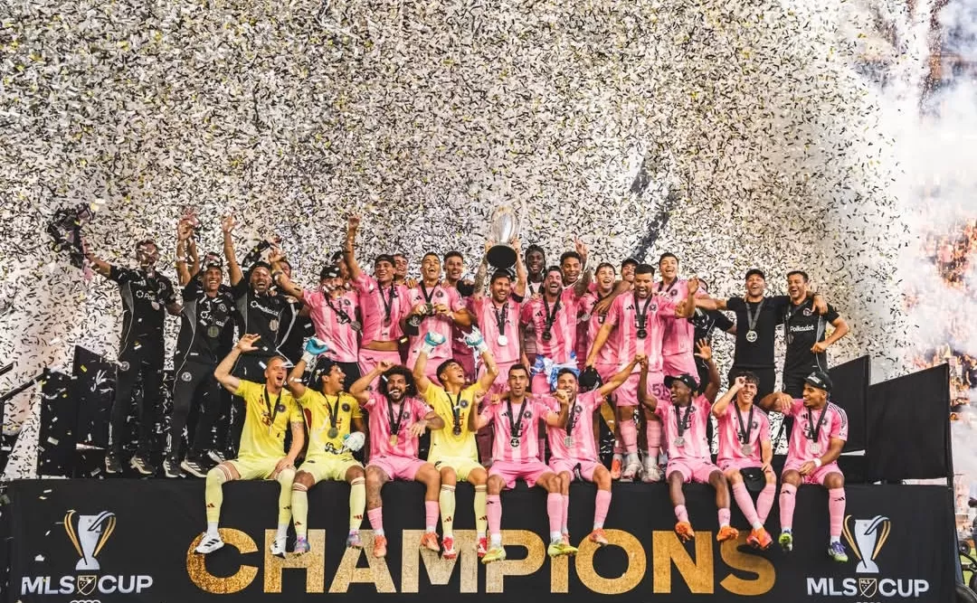 Messi (tengah) dan para pemain Inter Miami merayakan gelar Piala MLS 2025 (Foto: Inter Miami CF).   