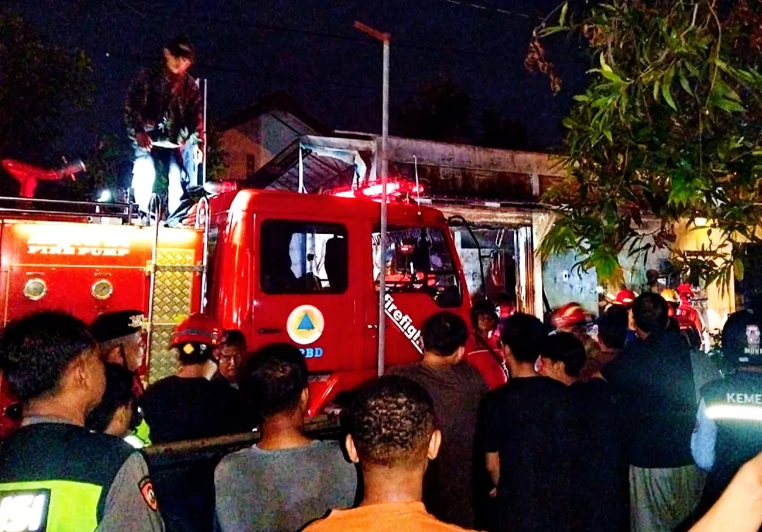 Petugas BPBD Bantul berupaya memadamkan api yang melalap warung di Wonocatur.  (Judiman )