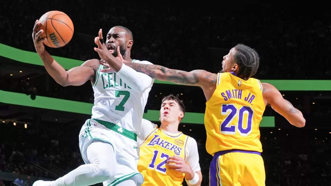 Potret pemain bernomor punggung 7 Celtics, Jaylen Brown, yang tengah melakukan penetrasi ke jantung pertahanan lawan. (foto: NBA)