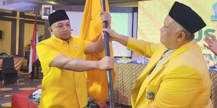  Muhammad Affan (kiri) menerima pataka sebagai Ketua DPD Partai Golkar Kota Yogyakarta. (Istimewa) 