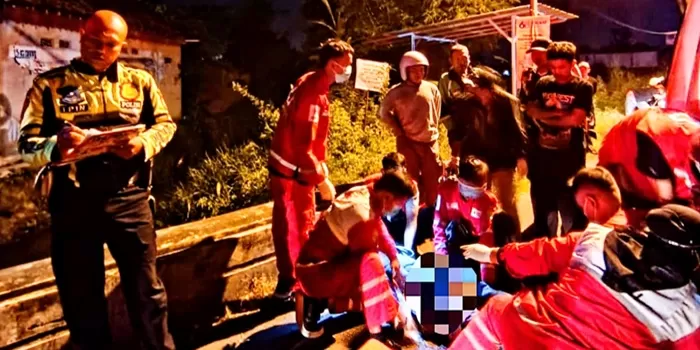 Evakuasi korban kecelakaan lalu - lintas tunggal di Sewon.