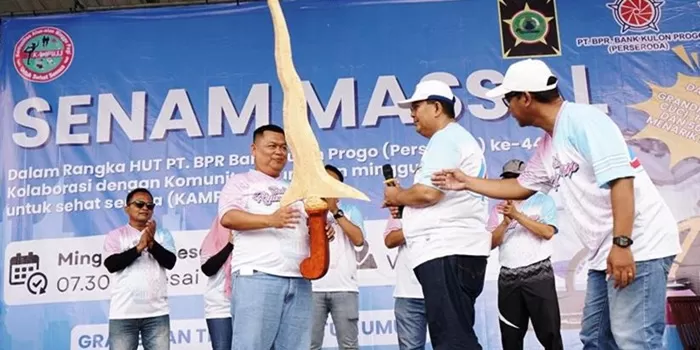 Peluncuran Program 'Super KerisKu' ditandai dengan penyerahan simbol keris oleh Bupati Agung Setyawan pada Dirut Bank Kulonprogo, Joko Purnomo SH (kiri). 