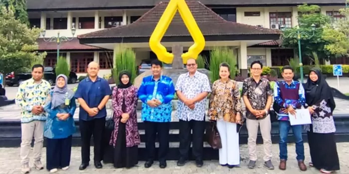 Direksi KR bersilatuhrami dengan Bupati Kulonprogo. 