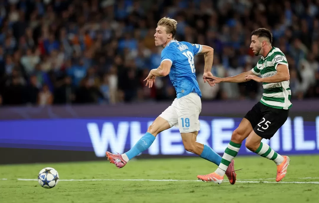 Rasmus H&oslash;jlund yang kini berkaos Napoli melepaskan tendangan (Foto: Campo).
