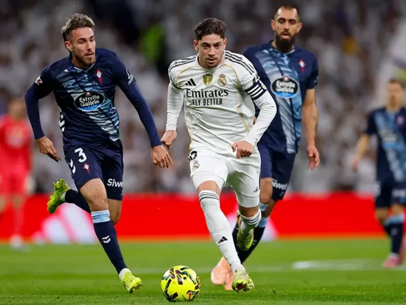 Kapten Real Madrid, Frederico Valverde, mencoba melindungi bola dari para pemain Celta Vigo (Foto: Real Madrid). 