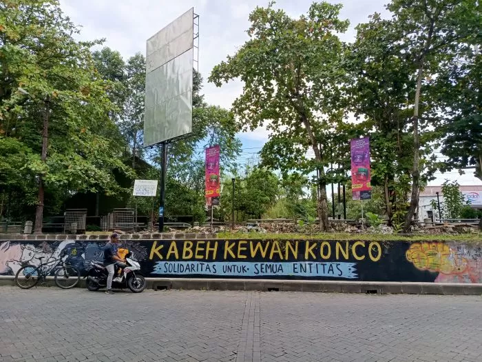 Street art dekat FKH UGM suarakan perlindungan hewan dari eksploitasi (Foto: M. Khoirul Imamil M). 