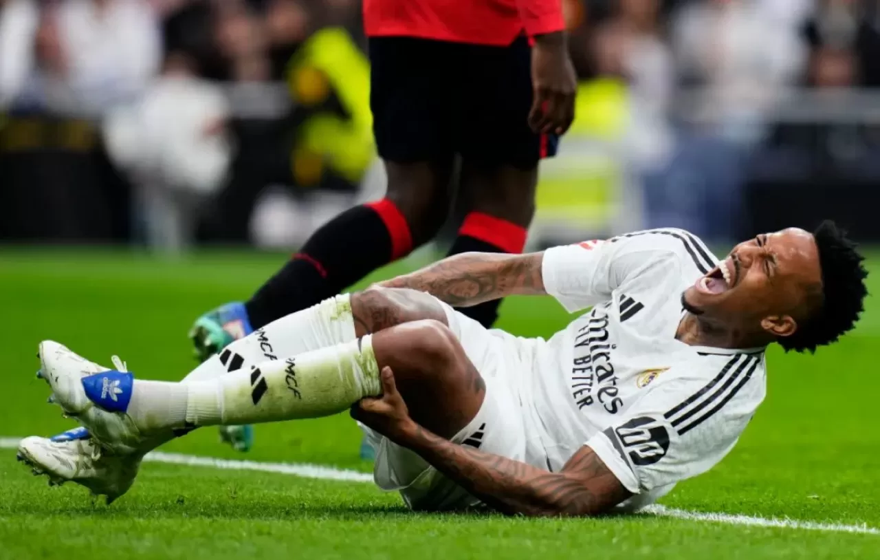 Eder Militao (27), bek Real Madrid berkebangsaan Brasil, yang kembali menepi usai diprediksi mengalami cedera otot pasca bertanding melawan Celta Vigo. (foto: Real Madrid C.F)