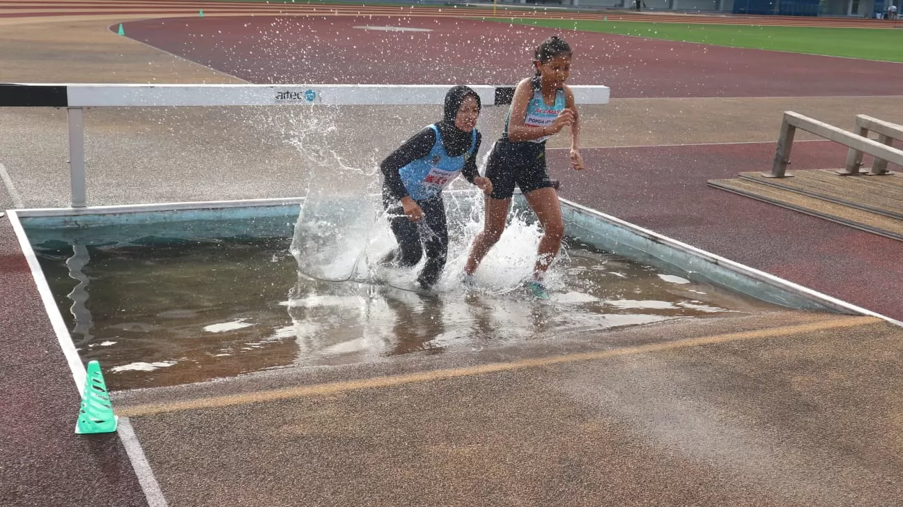 Lari 3.000 meter halang rintang diperlombakan pada Kejurda Atletik Open DIY. (foto: Effy Widjono Putro)