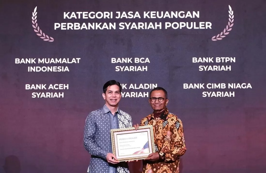   Sekretaris Perusahaan PT Bank Muamalat Indonesia Tbk Hayunaji (kiri) menerima piagam penghargaan dari Founder Disway Dahlan Iskan di ajang Disway Awards 2025 &ndash; Anugerah Brand Populer Indonesia yang  ( PT Bank Muamalat Indonesia Tbk)