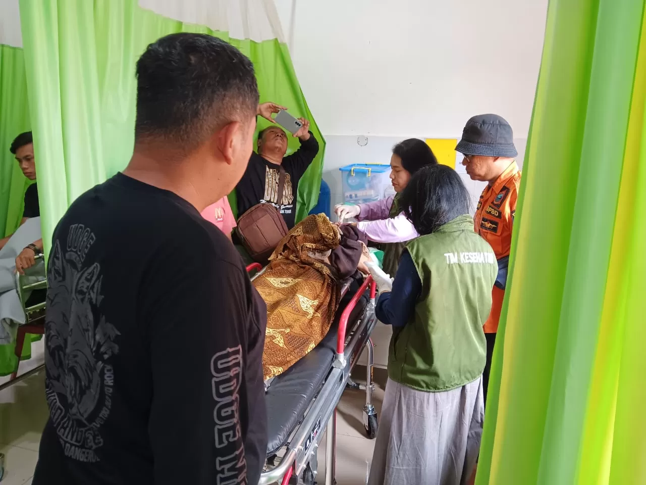 Korban selamat dilarikan ke Puskesmas Tawangmangu (foto:Abdul Alim) 