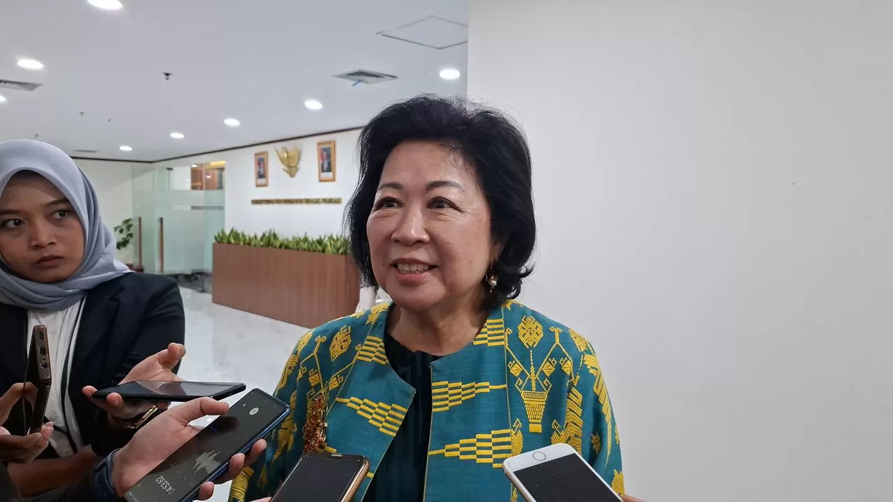  Wakil Ketua Dewan Ekonomi Nasional (DEN), Mari Elka Pangestu di Kantor Kementerian Koordinator Bidang Pangan, Jakarta, Senin (8/12/2025). Mari Elka membahas mengenai perdagangan karbon (. (Liputan6.com)