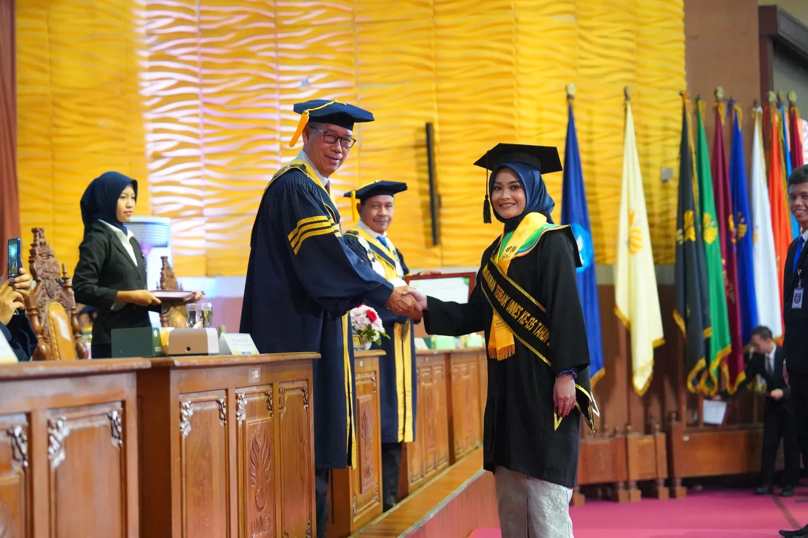 Rektor saat mewisuda wisudawan