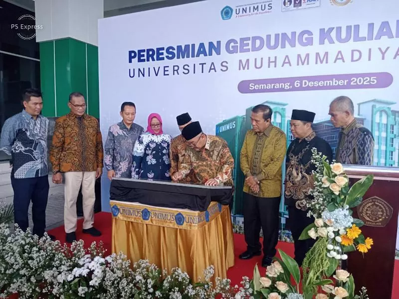 Menteri saat menandatangani prasasti peresmian (foto Sugeng i)