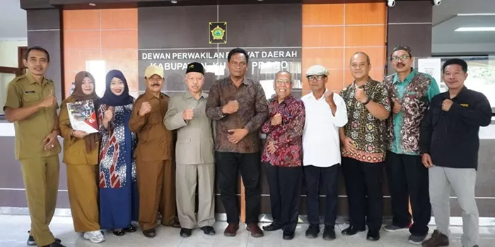 Usai pertemuan, Direksi PT BP Kedaulatan Rakyat foto bersama Ketua DPRD Kulonprogo, Aris Syarifudin (tengah) dan Wakil Ketua DPRD setempat, Suharto serta Yok Mulyono (empat kiri). 