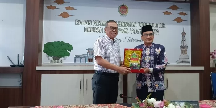 Ketua FKPT Kalteng, Prof Khairil Anwar (kanan) menyerahkan kenang-kenangan kepada Ketua FKPT DIY, Dewo Isnu Broto, Senin (8/12/2025).        