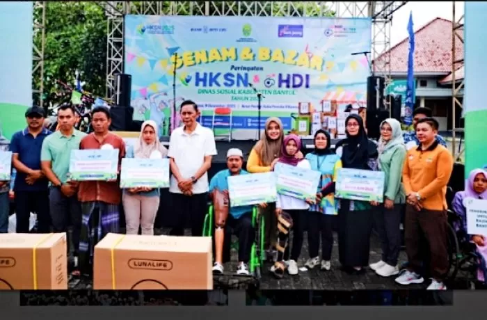 Penyerahan bantuan pada peringatan HKSN di Bantul    (Judiman)