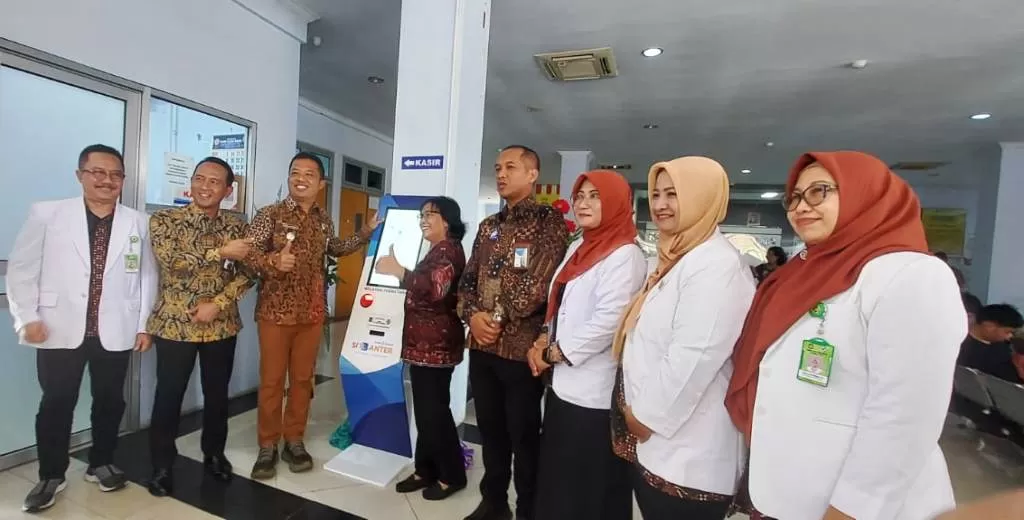 Wabup Ambar Purwoko (tiga kiri), Direktur Pemasaran Bank BPD DIY Agus Trimurjanto (dua kiri) Direktur RSUD NAS dr Baning dan Pimpinan Bank BPD DIY Cabang Wates Nur Afan Dwi Saputro launchin (Asrul Sani)