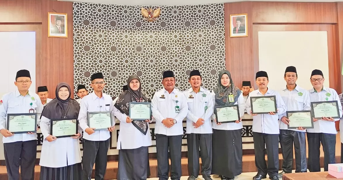 Para penerima penghargaan HAB ke-80 bersama Kepala Kantor Kemenag Bantul, H Muntholib SAg MSI. (Foto: Istimewa)   