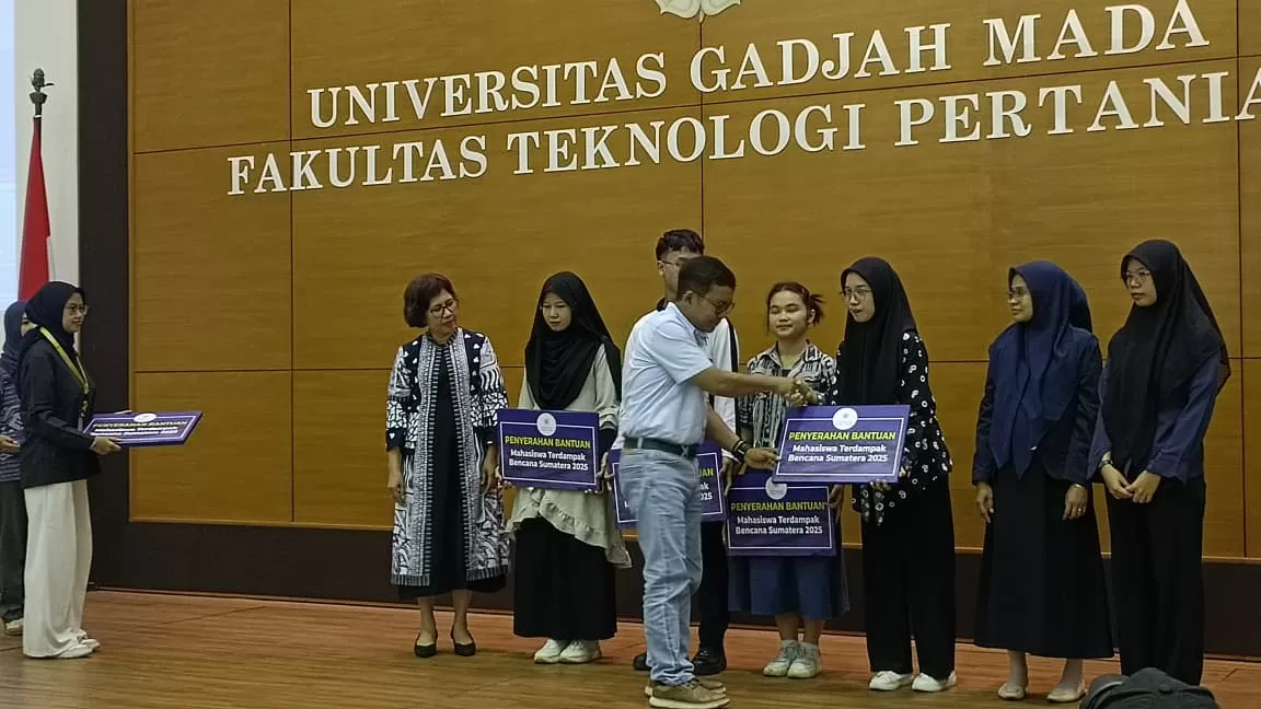 Penyerahan bantuan yang dilakukan secara simbolik oleh Arie Sujito kepada perwakilan mahasiswa korban bencana Sumatra. (foto: Agito)