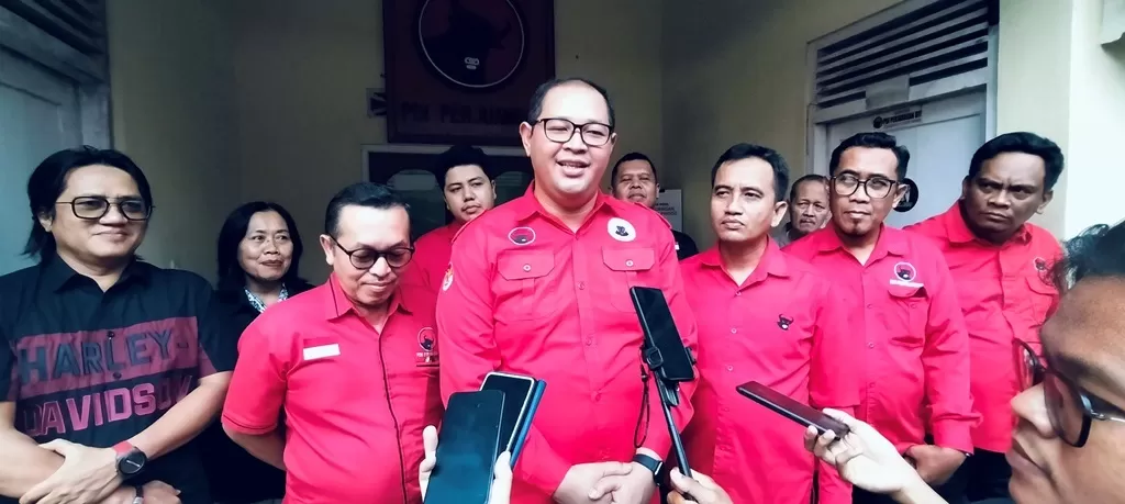 KRJogja.com-Asrul Sani Ketua DPC PDIP Kulonprogo 2025-2030 Fajar Gegana, Sekretaris Istana dan Bendahara Yuliantoro bersama jajaran pengurus lainnya memberikan keterangan pers 