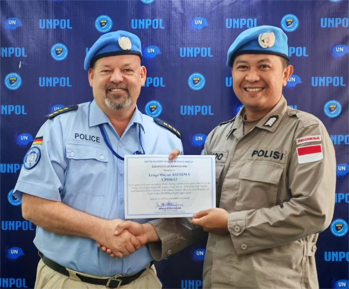 Bripka Eriqo saat menerima penghargaan.   (ISTIMEWA)