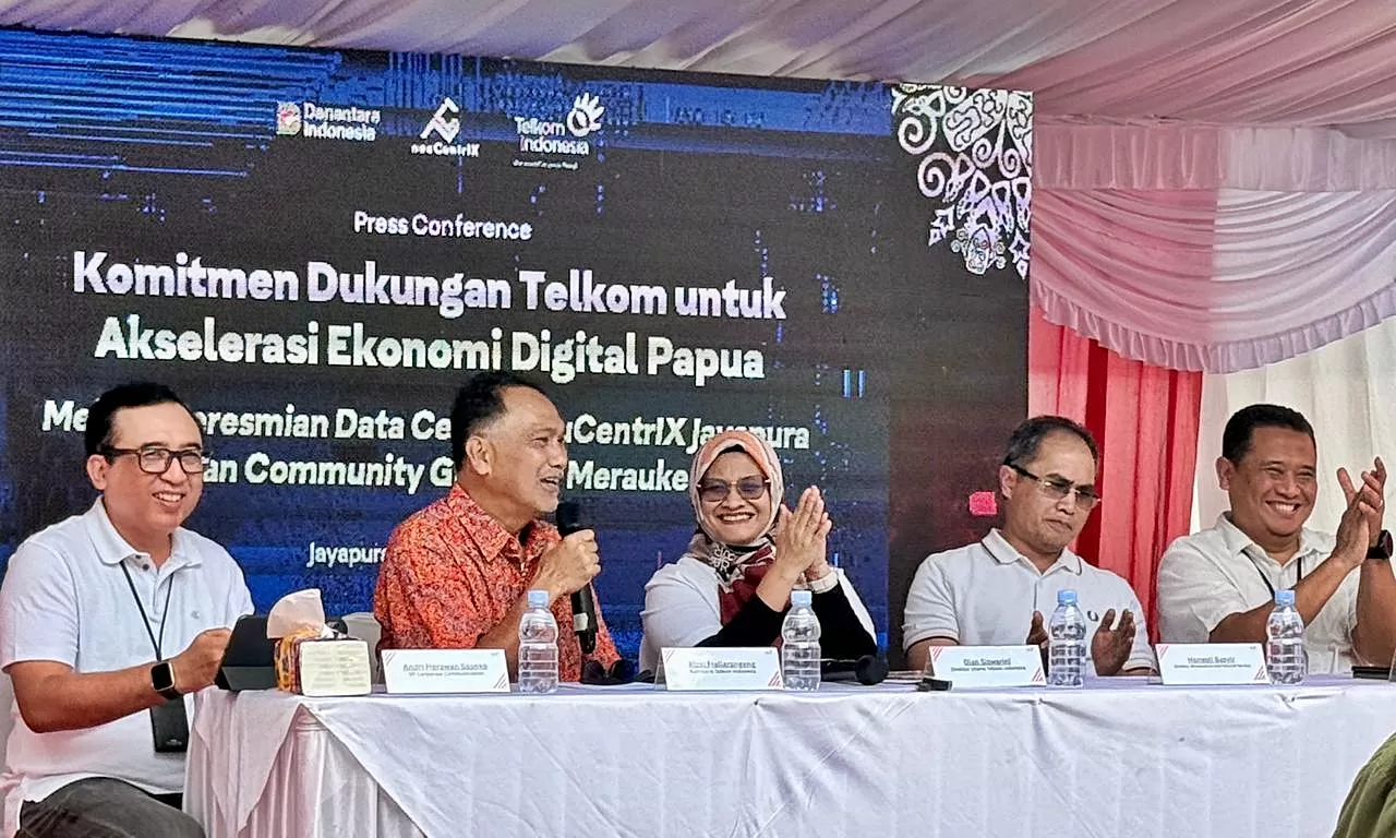  Direktur Utama Telkom Dian Siswarini (tengah) saat press conference peresmian fasilitas edge data center neuCentrIX Telkom ke-28 di Jayapura, Papua.