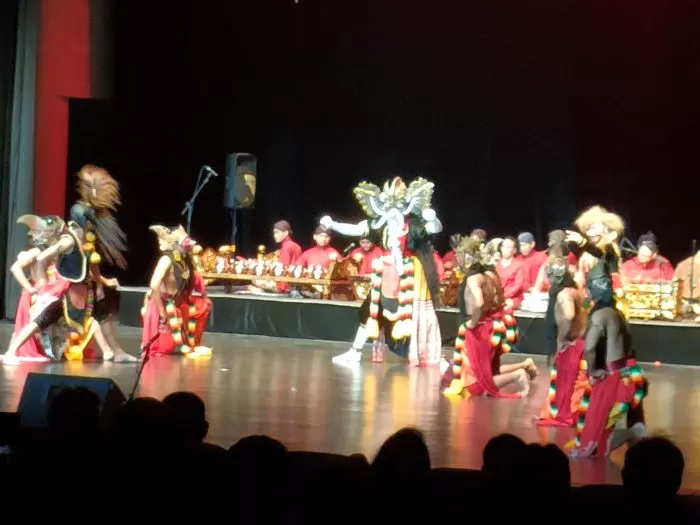 Prabu Gajah Angun-Angun menari bersiap perang bersama prajuritnya (Juvintarto)