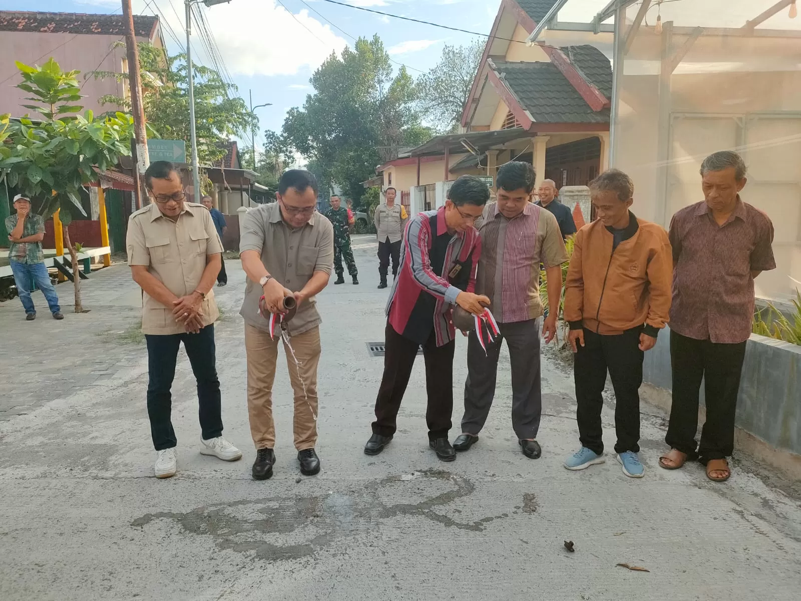 Acara peresmian dengan pemecahan kendi. Foto; Ist