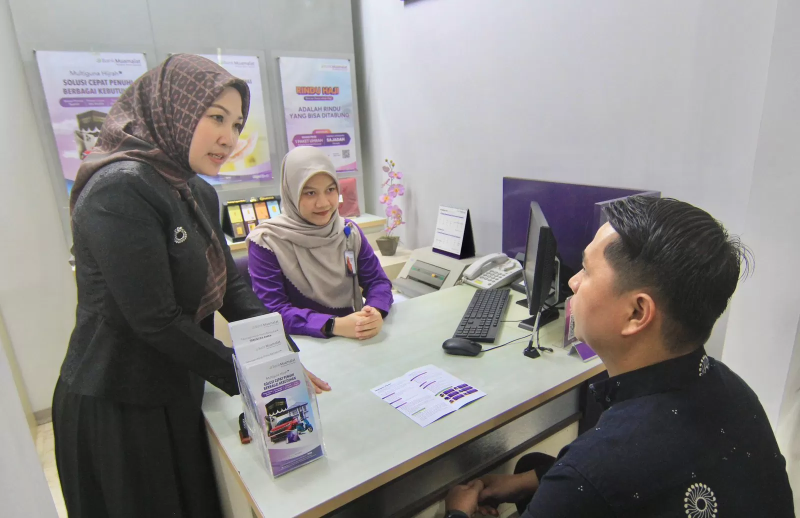 Nasabah mendengarkan penjelasan dari Branch Manager Bank Muamalat Kramat Raya Dian Sulistyowati (kiri) tentang produk pembiayaan Multiguna iB Hijrah di Kantor Cabang Bank Muamalat Kramat Raya, Jakarta (Iatimewa )