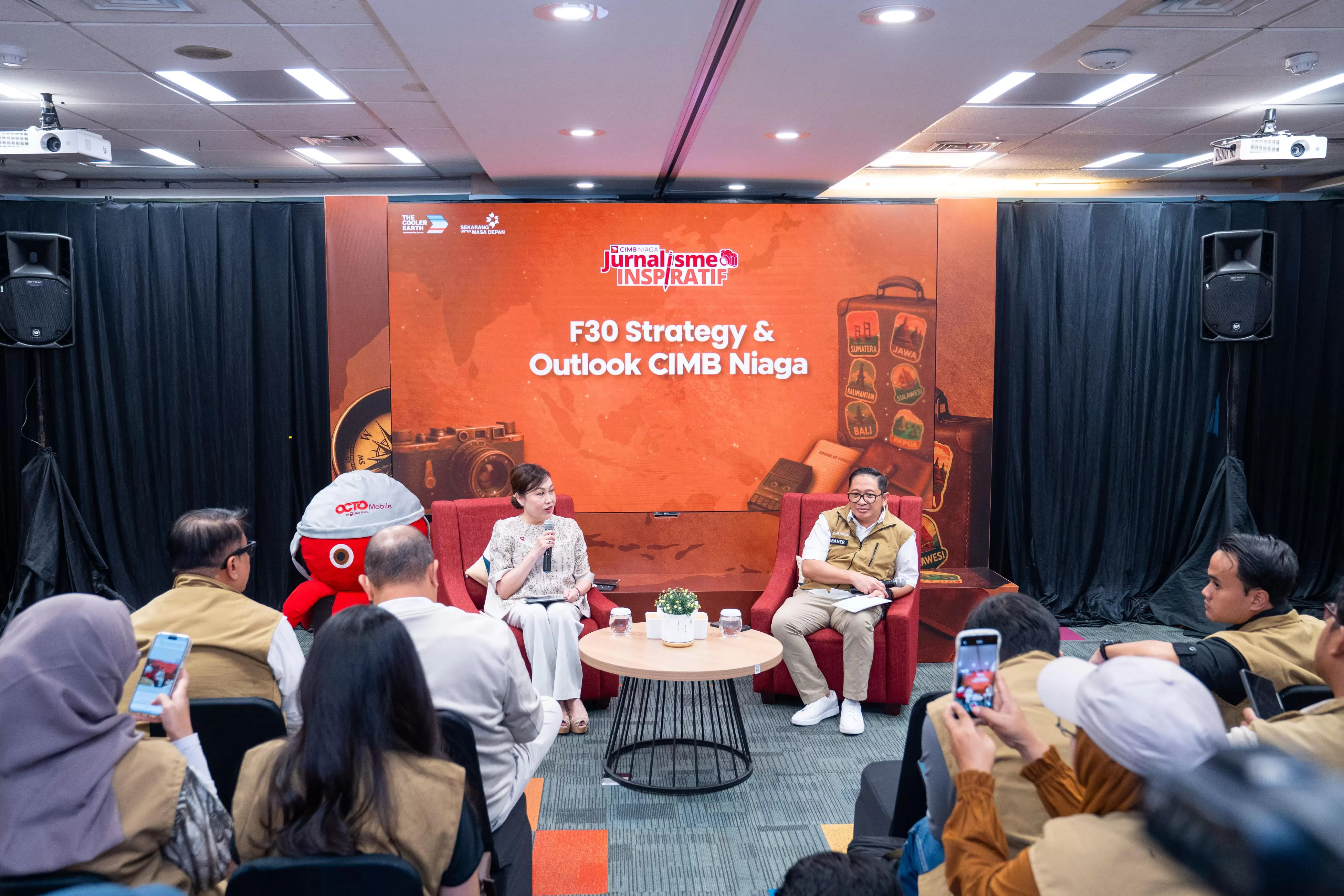 Lany Dharmawan (duduk depan) sambil memberi keterangan kepada media  (Istimewa )